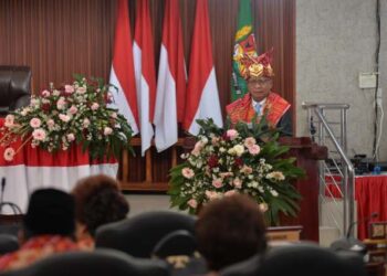 Wakil Gubernur Sumatera Utara (Sumut) Surya menghadiri dan memberi sambutan pada Rapat Paripurna Istimewa DPRD Kabupaten Karo dalam rangka Peringatan Hari Jadi Ke-79 Kabupaten Karo di ruang rapat paripurna gedung DPRD Karo Jalan Djamin Ginting, Kabanjahe, Sabtu (8/3/2025). Foto/Diskominfo Sumut