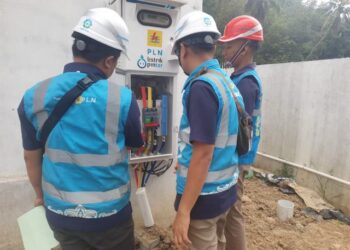 Petugas PLN ULP Kotanopan saat melakukan pengecekan pada APP 3 Phasa Pelanggan.