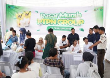 OPERASI PASAR-Sub Holding Perkebunan Nusantara PTPN IV PalmCo melakukan upaya stabilisasi harga pangan pokok bagi masyarakat, baik menjelang atau pun selama Ramadan dan Lebaran 2025 dengan cara menggelar operasi pasar secara masif. Foto/medandaily.com/ist