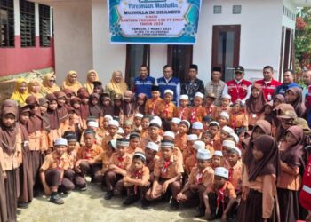Serah terima bangunan musolah SDN 170 bantuan PT SMGP.