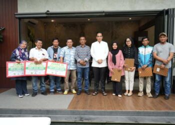 Wali Kota Medan Rico Tri Putra Bayu Waas didampingi Ketua KoJAM Joko Irawan dan Ketua Panitia Lomba Karya Tulis Jurnalis, Zainul Abdi Nasution diabadikan bersama pemenang lomba karya tulis Jurnalis, Manna Space, jalan Sei Muara, Kec. Medan Baru, Sabtu (8/3/2025).