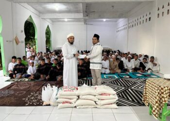 Penyerahan paket berkah Ramadan yang disampaikan oleh Manajer ULP Aek Nabara kepada Ketua Yayasan Raudhatul Ulum.