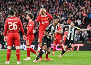 ALEXANDER Isak merayakan golnya ke gawang Liverpool pada final PIala Liga Inggris 2024-2025. Foto: msn.com