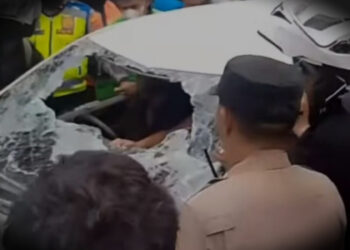 Tabrak Lari Pemotor, Pengendara Mobil Diamuk Massa di Jalan SM Raja Medan