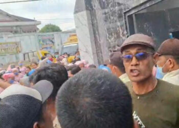 Aksi Unjuk Rasa Warga Patumbak Dihadang Preman! Wartawan Dipukul di Depan Polisi
