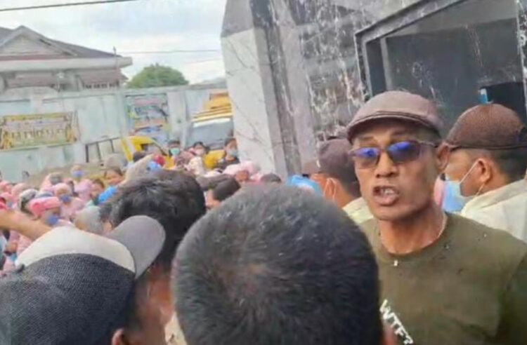 Aksi Unjuk Rasa Warga Patumbak Dihadang Preman! Wartawan Dipukul di Depan Polisi