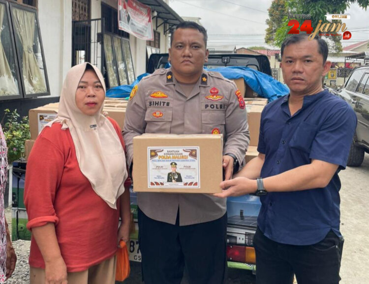 Hari Ke-7 Penyaluran Bantuan Banjir, Polda Maluku Serahkan Paket Sembako ke Warga Kelurahan Tangkahan