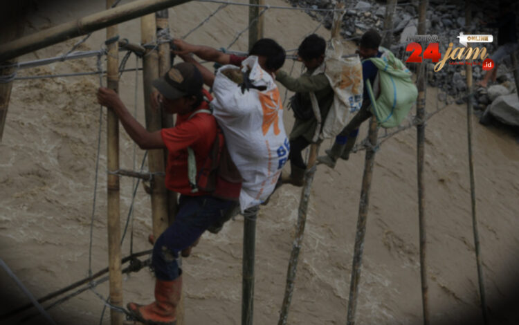 Demi Menyambung Nyawa, Warga Rela Pertaruhkan Nyawa Lewati Jembatan Kawat di Bener Meriah