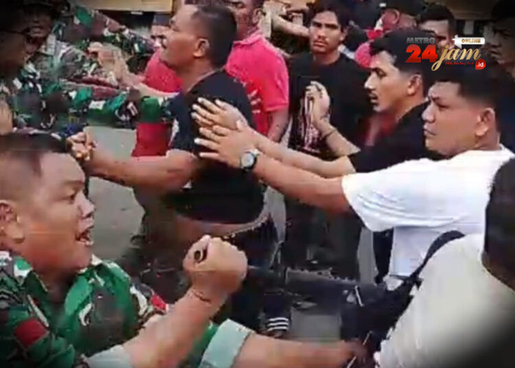 Bawa Bantuan dengan Kibarkan Bendera Bulan Bintang, TNI Bersenjata Lengkap dan Rakyat Aceh Utara Bentrok di Krueng Mane