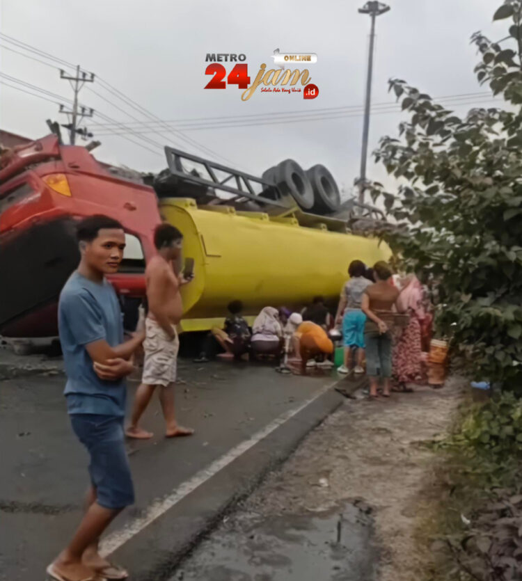 Truk Tangki Pengangkut Minyak Makan Terguling, Warga Berebut Panen Minyak!