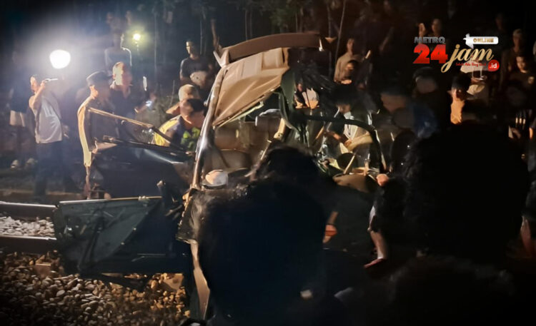 Kereta Api Sribilah Tujuan Rantauprapat-Medan Tabrak Mini Bus di Tebingtinggi