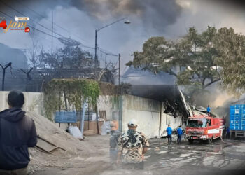 Puluhan Truk Pemadam Belum Mampu Padamkan Api yang Bakar Pabrik Swallow di Tanjung Mulia Medan Deli