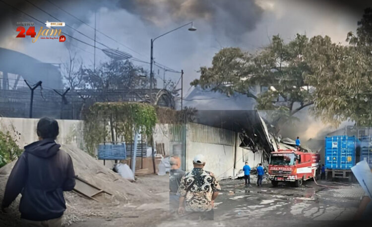 Puluhan Truk Pemadam Belum Mampu Padamkan Api yang Bakar Pabrik Swallow di Tanjung Mulia Medan Deli