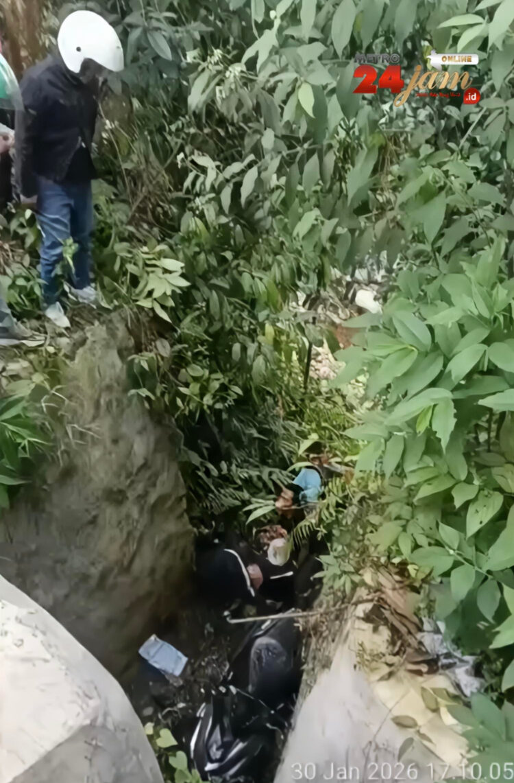 Hindari Mobil yang Motong Jalan, Aerox yang Dikendarai Pasutri dan Anaknya Terjun ke Paret