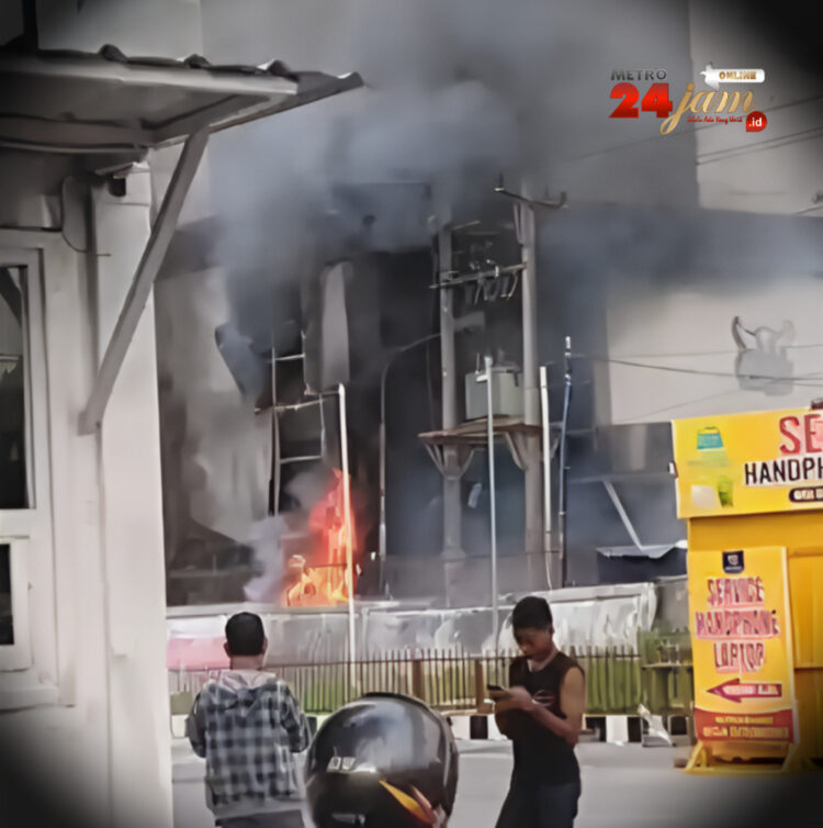 Diiringi 3 Kali Suara Ledakan, Sisi Kanan Bangunan Plaza Millenium Terbakar