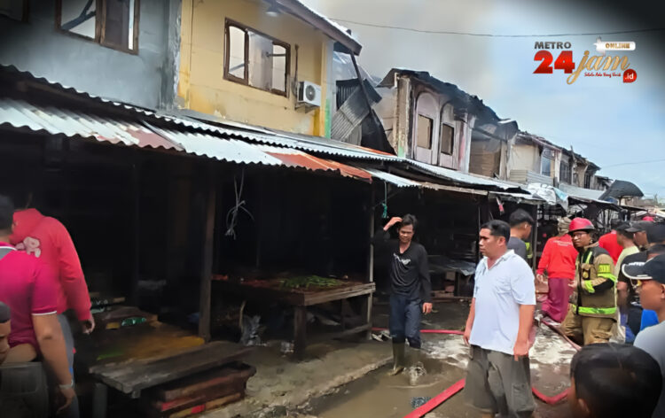 Kebakaran Hebat Terjadi di Pajak Pekong Pekan Labuhan, Puluhan Rumah Ludes