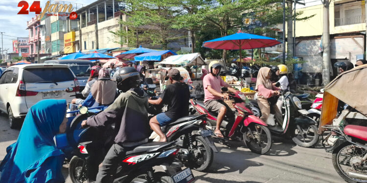 Ramadhan ke-4 Pajak Kampung Lalang Padat, Pedagang Emperan Jalan juga Semakin Banyak