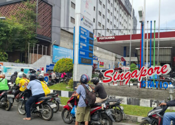 Statemen Bahlil Soal Stok BBM Bikin Warga Medan Panik Hingga Berjejal Antre di SPBU
