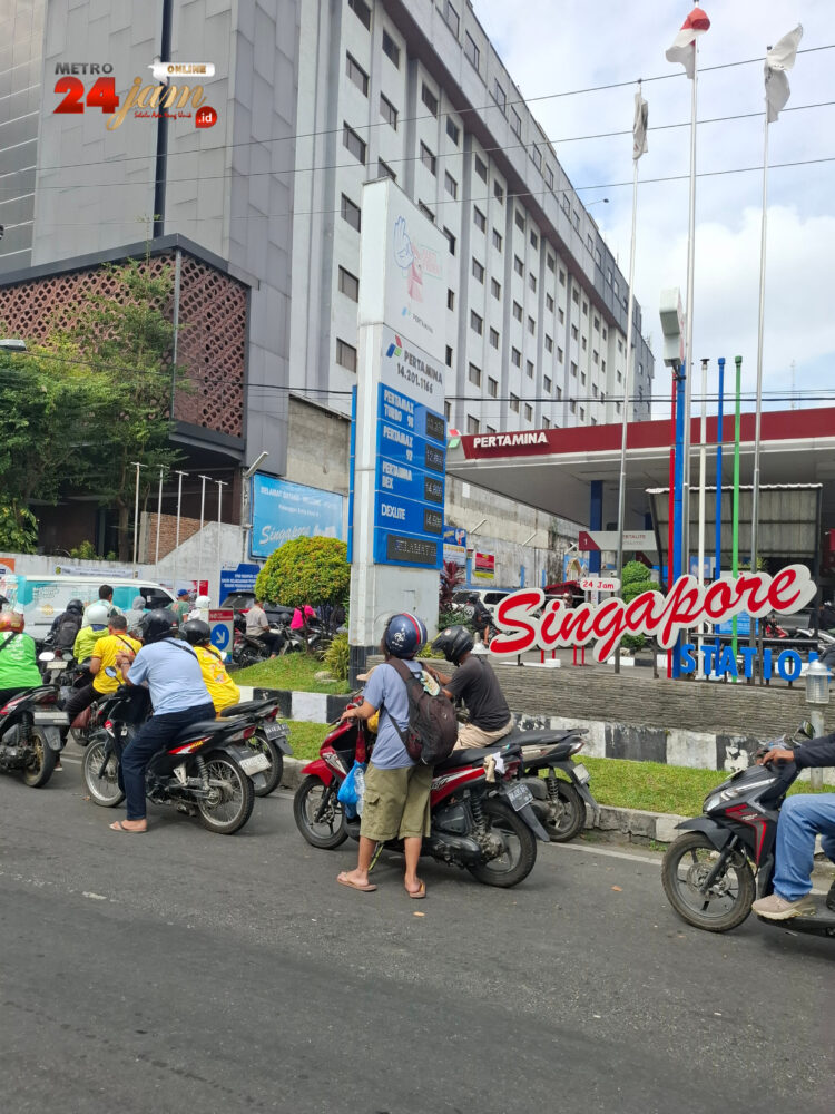 Statemen Bahlil Soal Stok BBM Bikin Warga Medan Panik Hingga Berjejal Antre di SPBU