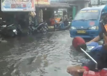 Hujan Cuma 15 Menit, Jalan Protokol Mabar Lumpuh! Warga Tagih Perbaikan Drainase