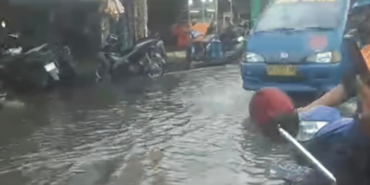 Hujan Cuma 15 Menit, Jalan Protokol Mabar Lumpuh! Warga Tagih Perbaikan Drainase