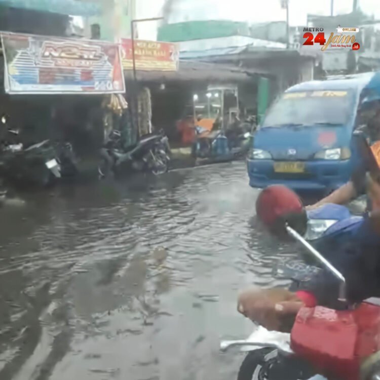 Hujan Cuma 15 Menit, Jalan Protokol Mabar Lumpuh! Warga Tagih Perbaikan Drainase