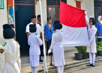 Jalaluddin, S.H., M. S.i, Kepala MTs Amin Darusalam, saat pimpina upacara HUT RI ke-81.