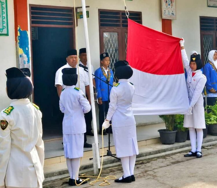 Jalaluddin, S.H., M. S.i, Kepala MTs Amin Darusalam, saat pimpina upacara HUT RI ke-81.