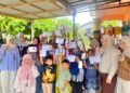 Tanamkan Kebiasaan Menabung Sejak Dini, KKN UINSU Kelompok 15 Ajak Anak Berkreasi Mewarnai Celengan
