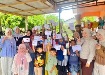 Tanamkan Kebiasaan Menabung Sejak Dini, KKN UINSU Kelompok 15 Ajak Anak Berkreasi Mewarnai Celengan