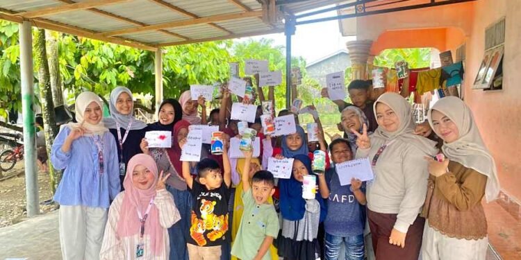 Tanamkan Kebiasaan Menabung Sejak Dini, KKN UINSU Kelompok 15 Ajak Anak Berkreasi Mewarnai Celengan