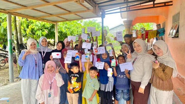 Tanamkan Kebiasaan Menabung Sejak Dini, KKN UINSU Kelompok 15 Ajak Anak Berkreasi Mewarnai Celengan