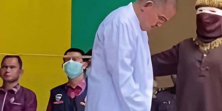 Dipergoki Berduaan di Kamar Hotel, Mantan Ajudan Ketua DPR Aceh Dicambuk 20 Kali